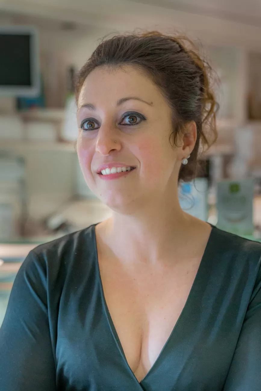 Elisa Fusi nel suo ambiente di lavoro, immagine per branding personale
