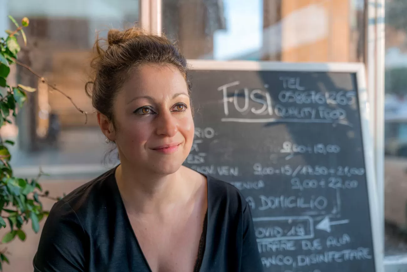 Elisa Fusi davanti al suo locale Fusy Quality Food, ritratto per immagine aziendale