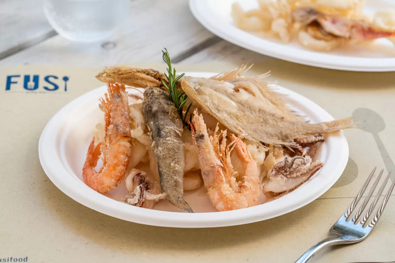 Fritto misto di pesce con gamberi, calamari – fotografia food professionale