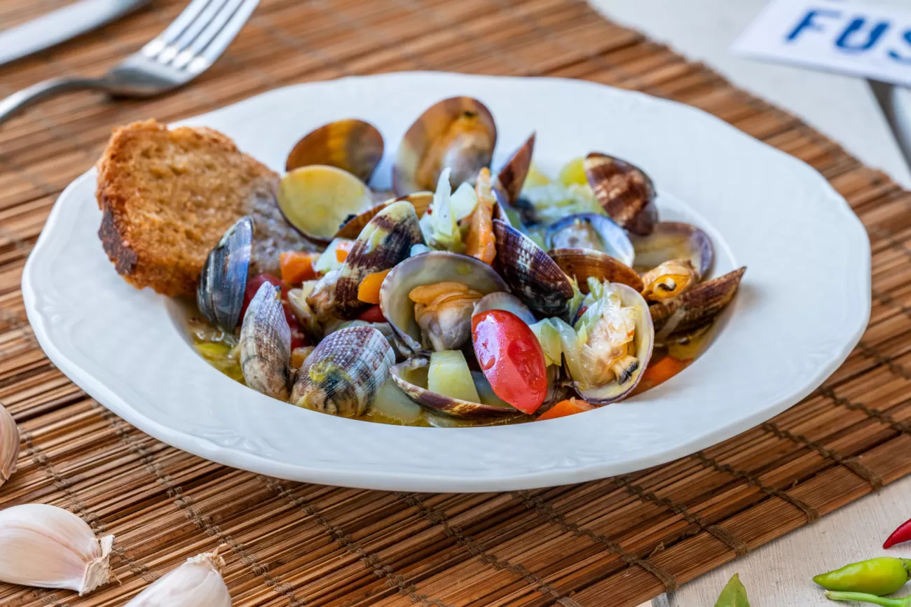 Zuppetta di vongole veraci con prezzemolo e crostini – fotografia food professionale