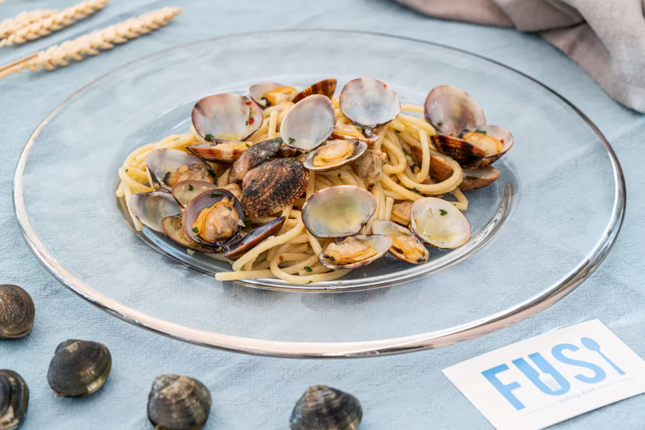 Spaghetti alle vongole veraci con prezzemolo e aglio – fotografia food per ristoranti