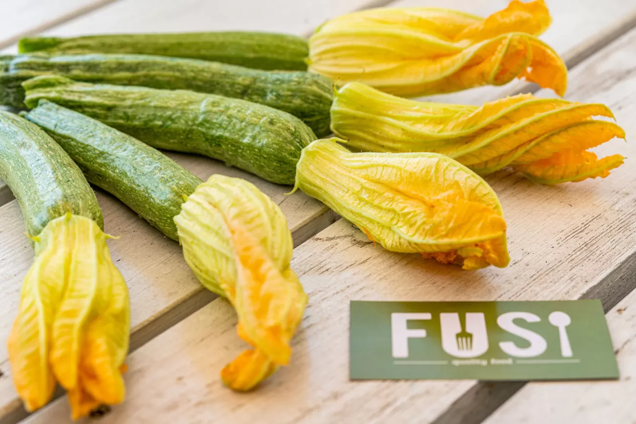 Zucchine con fiore dell’orto – food photography per prodotti freschi