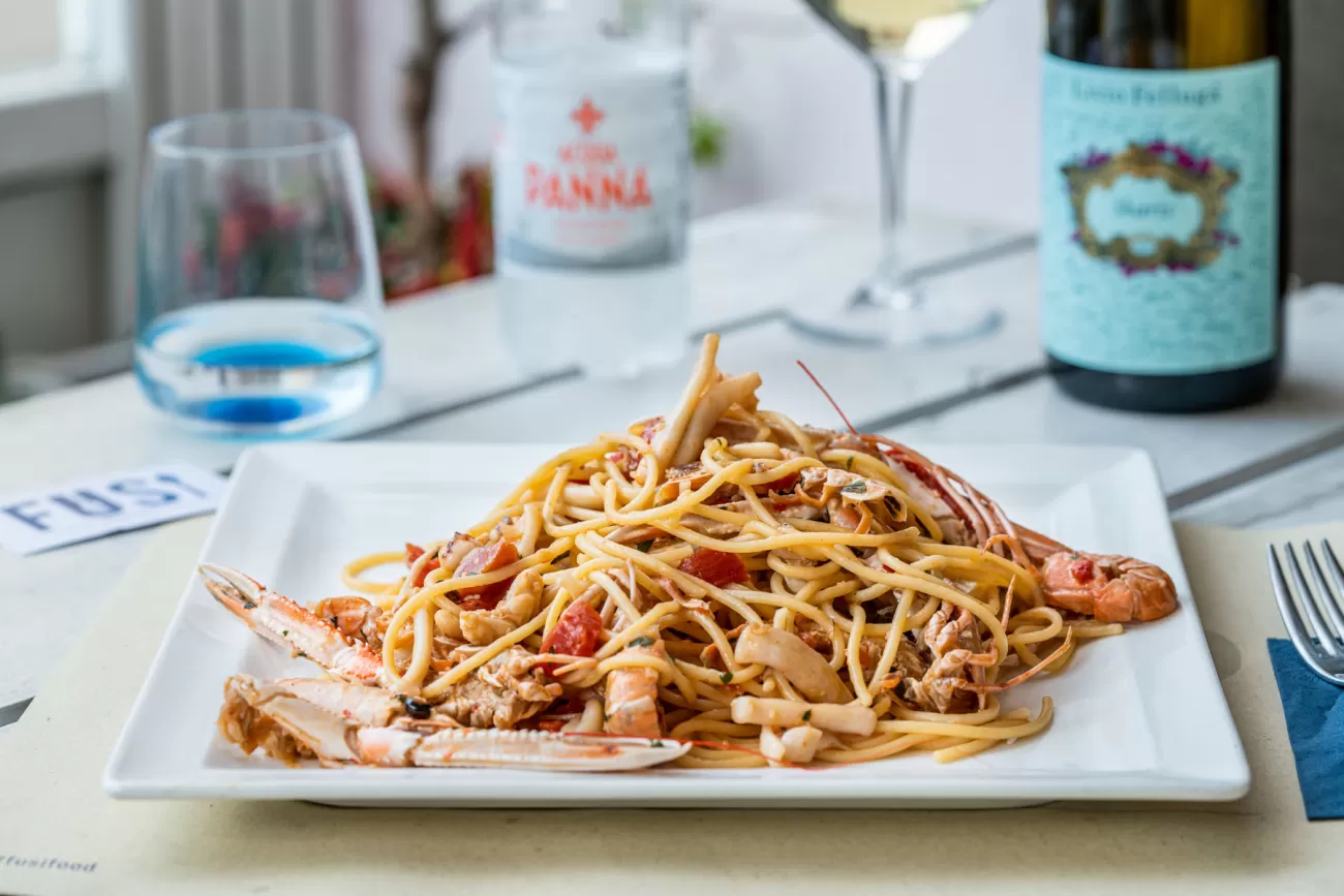 Spaghetti ai frutti di mare con gamberi, cozze e calamari – food photography per menu gourmet