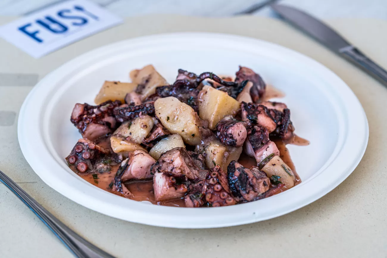 Insalata di polpo e patate con prezzemolo e olio extravergine – food photography per ristoranti