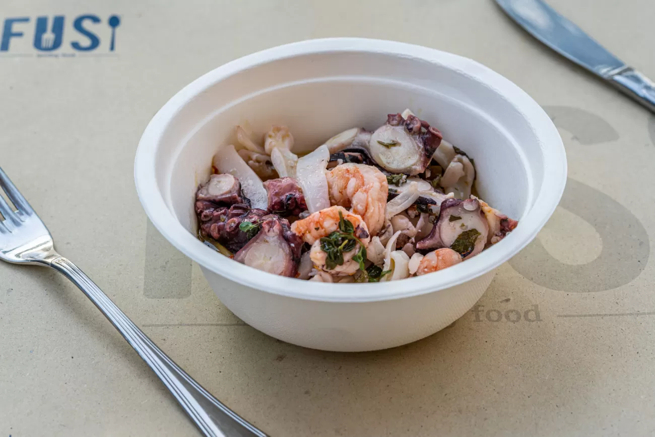 Insalata di mare con gamberi, calamari e molluschi freschi – fotografia food professionale