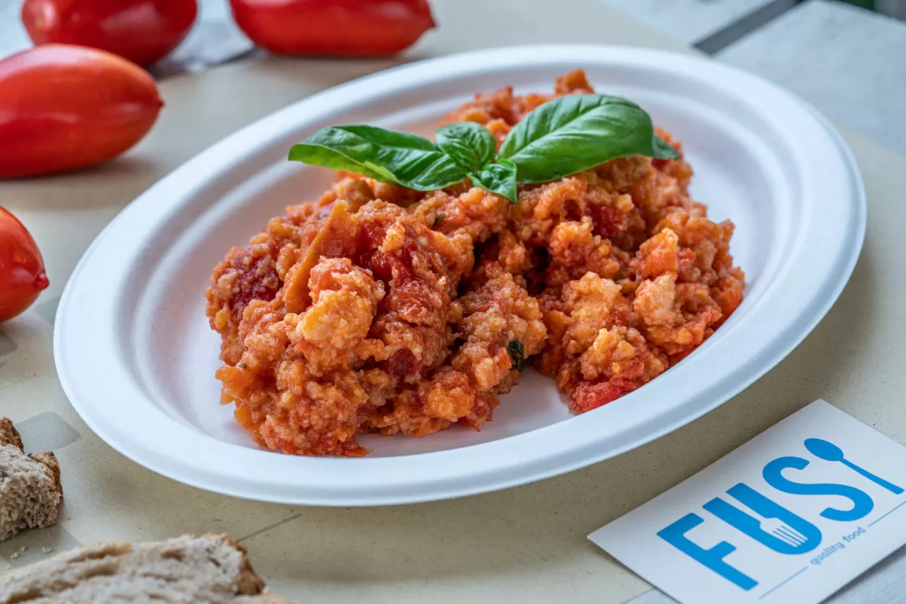 Pappa al pomodoro con basilico fresco – piatto tipico toscano