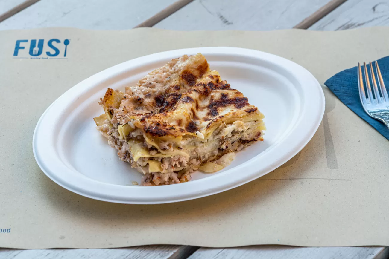 Lasagna al ragù di mare con besciamella cremosa – food photography per primi piatti