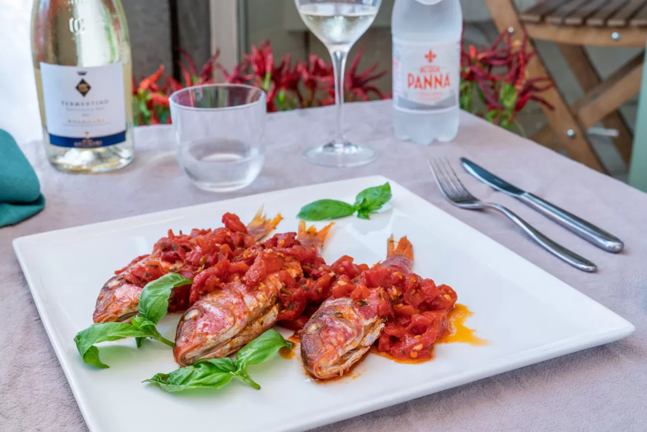 Triglie alla livornese con salsa di pomodoro e aglio – fotografia food tradizionale