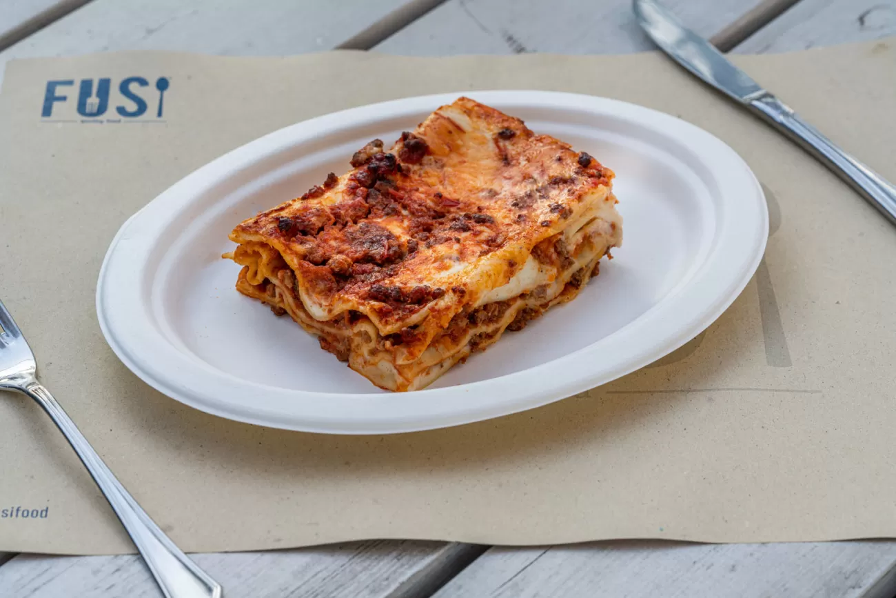 Lasagna alla bolognese con ragù di carne e Parmigiano – food photography tradizionale
