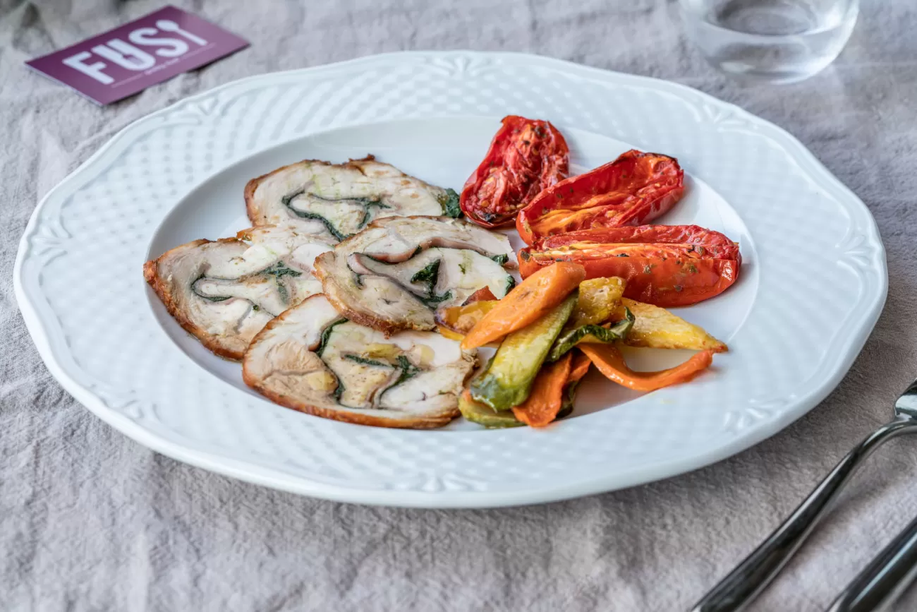 Rotolo di filetto di maiale con erbe aromatiche – food photography per secondi piatti