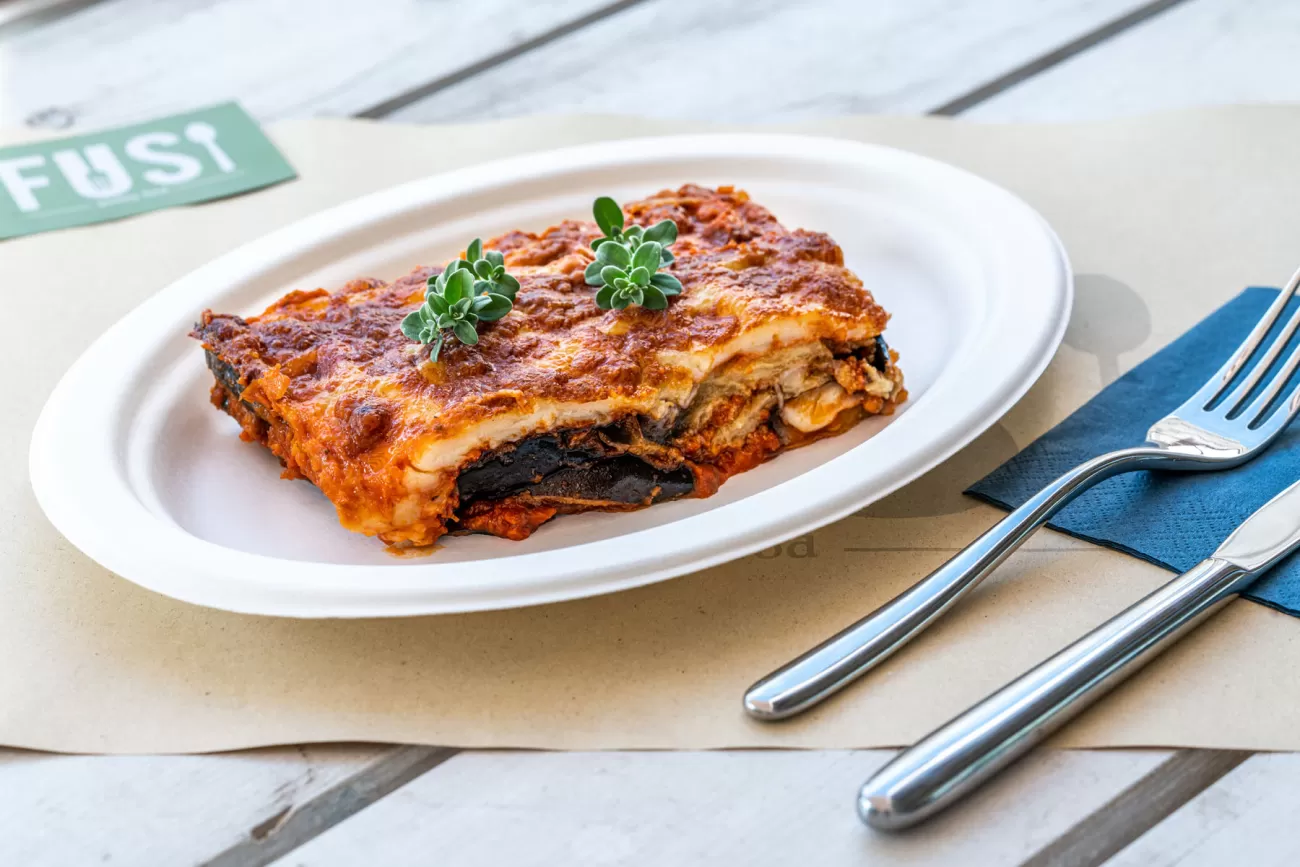 Melanzane alla parmigiana con mozzarella e pomodoro – food photography per piatti tipici italiani
