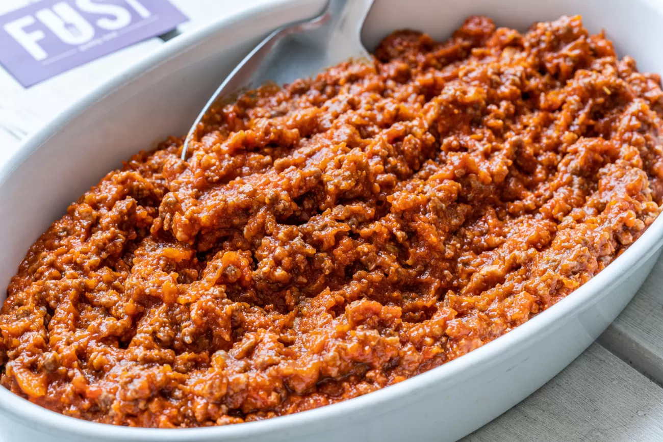 Ragù di carne con pomodoro e spezie – fotografia food per cucina italiana