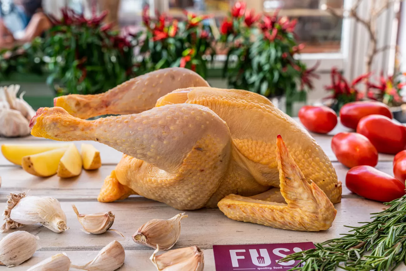 Pollo nostrano allevato a terra – fotografia food per gastronomia tradizionale
