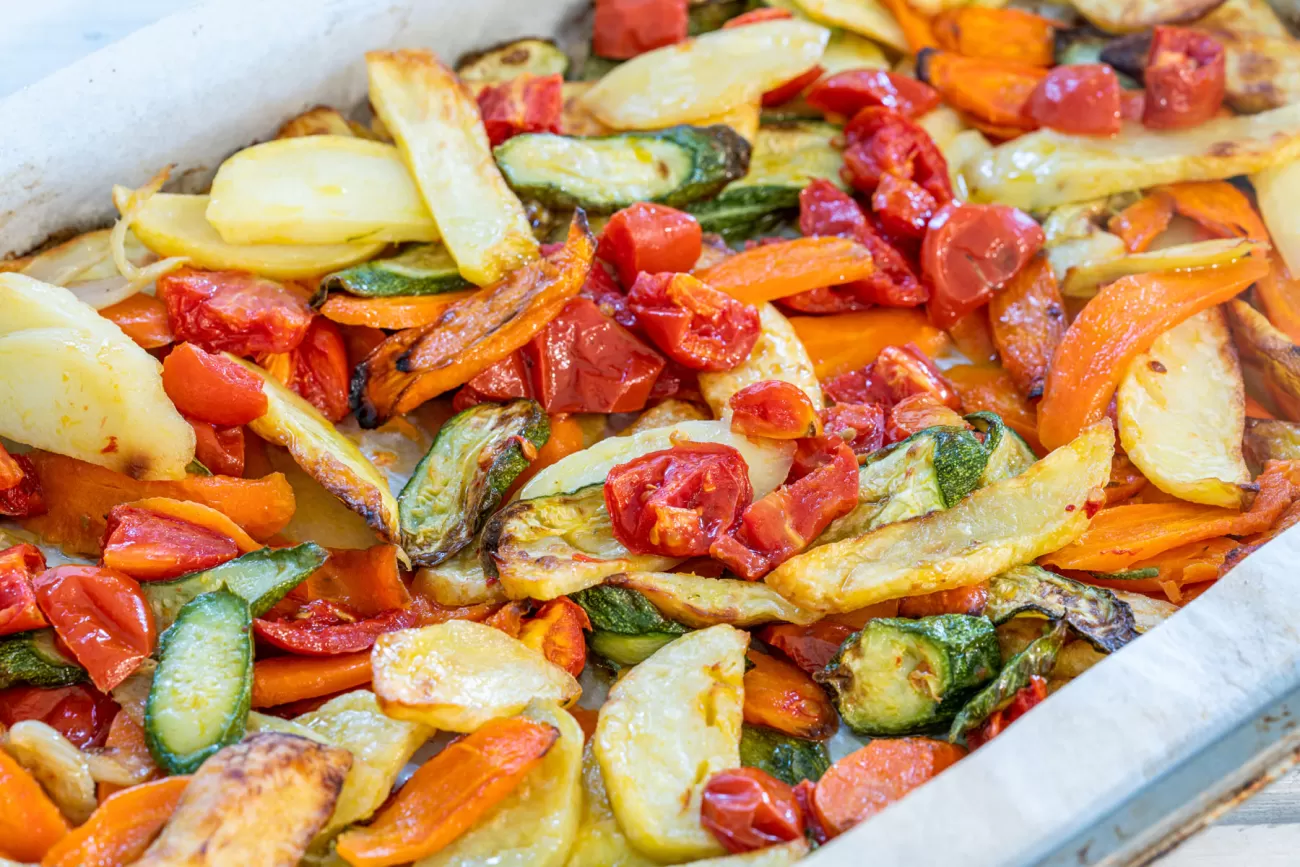 Verdure al forno con erbe aromatiche – food photography per contorni