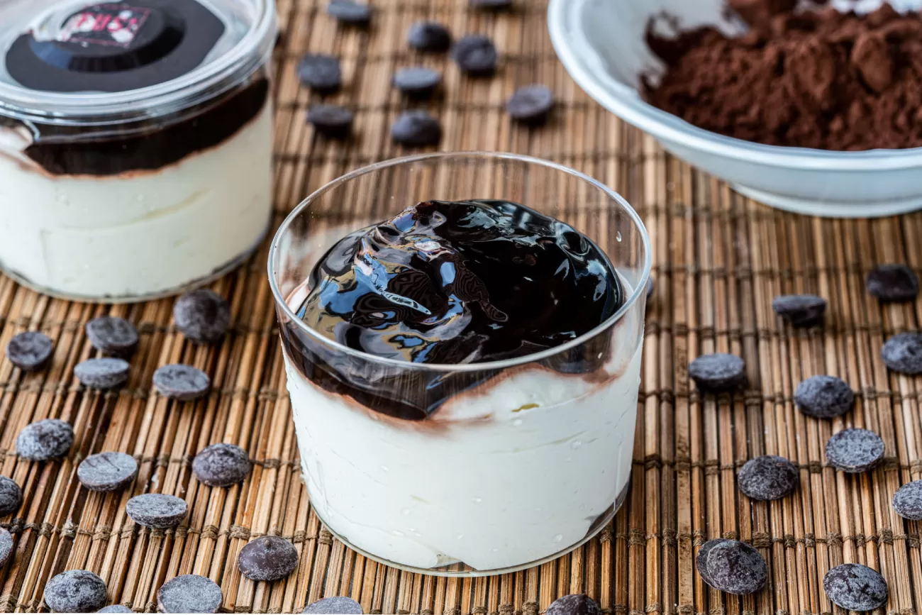 Panna cotta con salsa di cioccolato fondente - food photography per dessert
