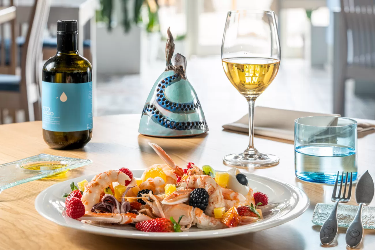 Catalana Sgusciata con contorno di frutta e verdure fresche, piatto simbolo del Ristorante Da Mirko – Cecina, Toscana