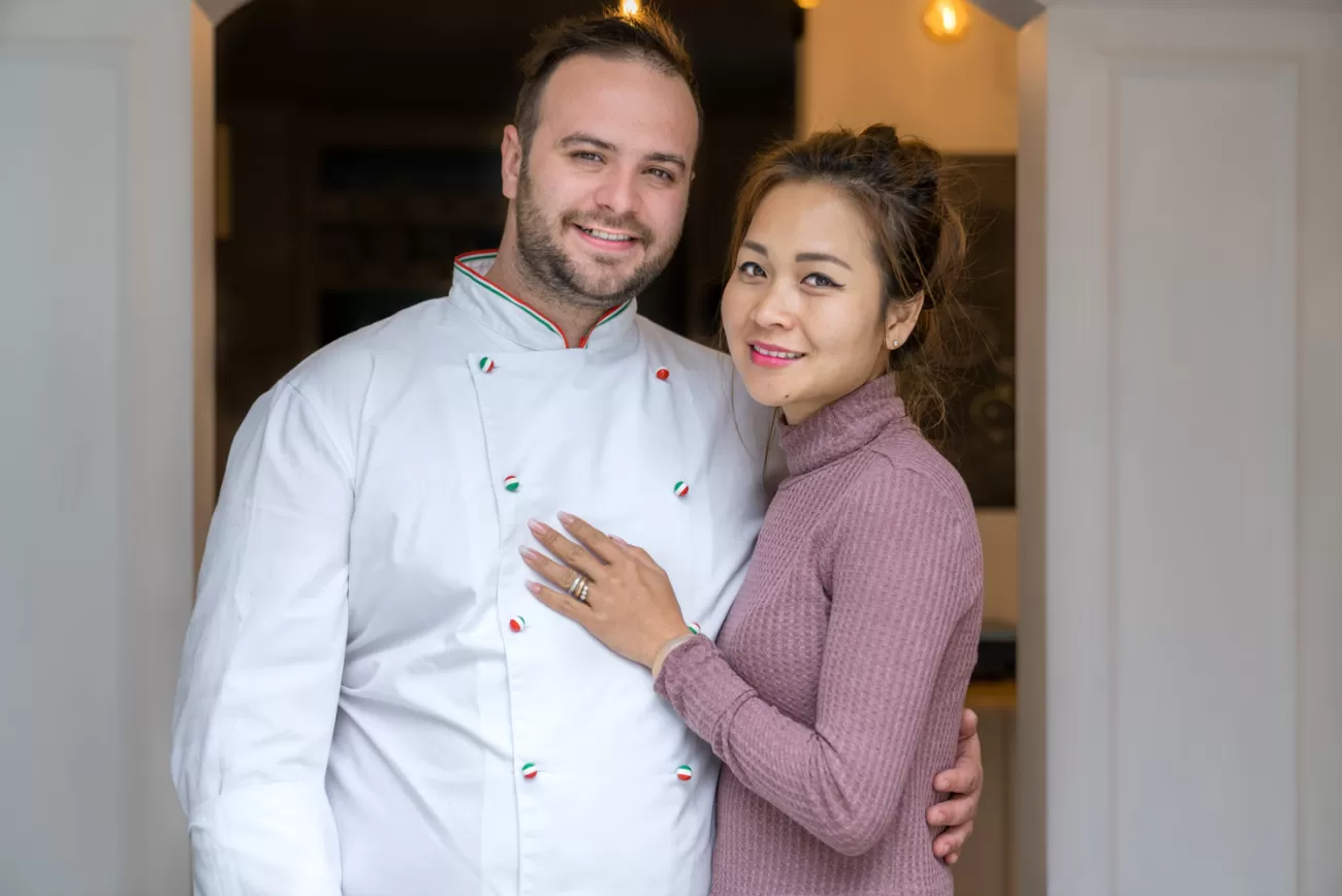 Ritratto degli chef Fabio e Huong, proprietari del Ristorante Da Vi, Cecina