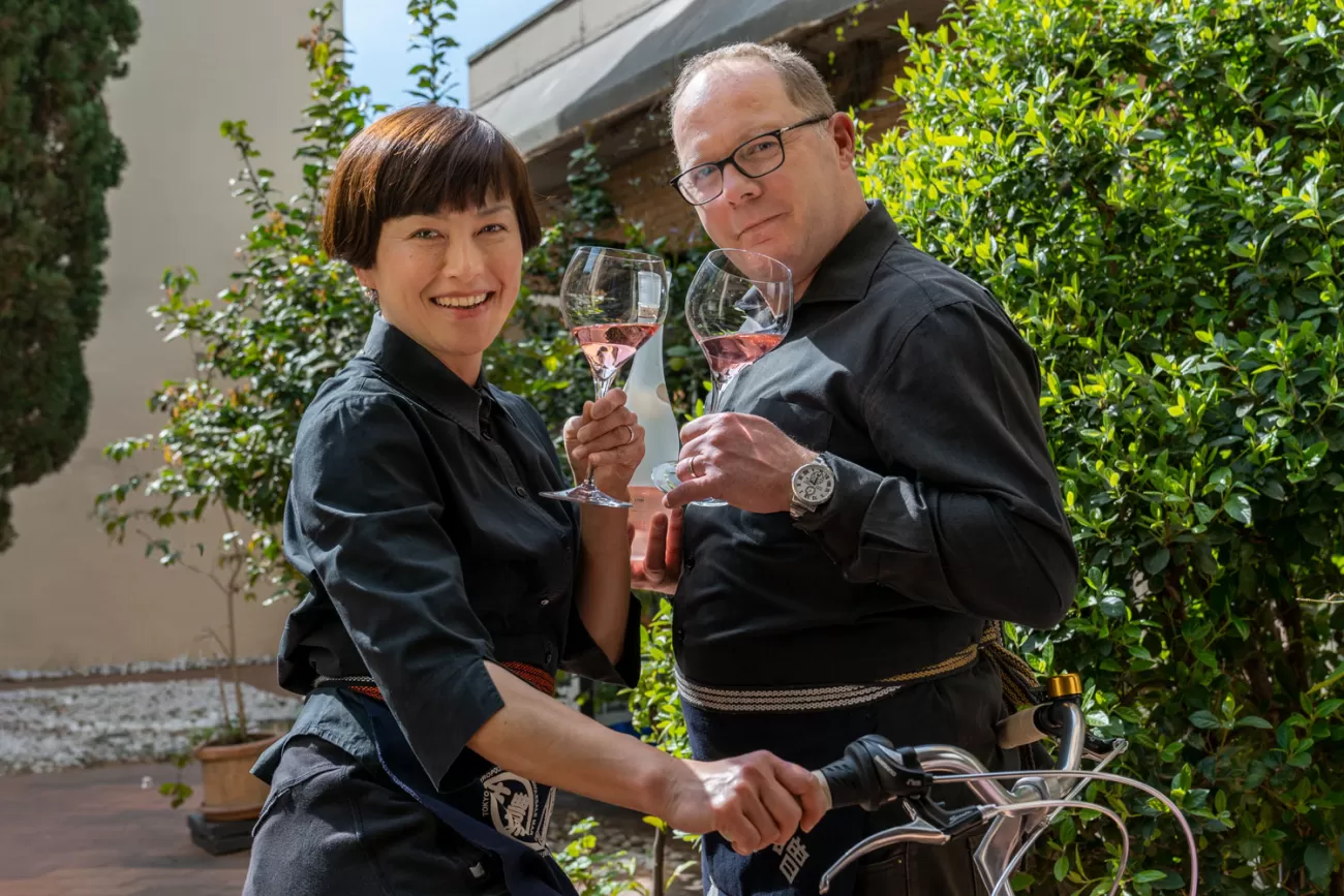 Ritratto di Simone Cavallini e Kazuyo Hada, proprietari e chef dell’Enoteca Vinalia, Cecina