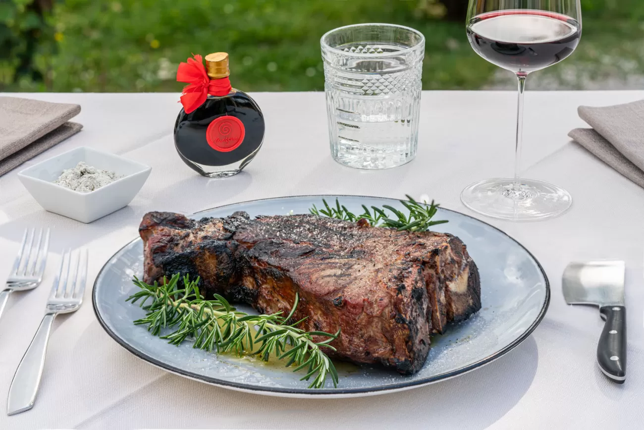 Bistecca alla fiorentina, piatto simbolo dell’Osteria Magona – Bolgheri, Toscana