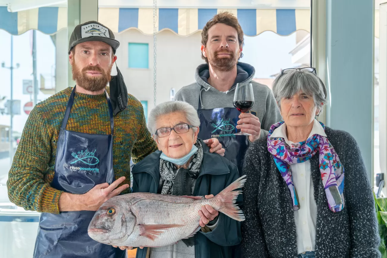 Ritratto di Mery e della sua famiglia nel loro locale, Ristopescheria Da Mery, Marina di Cecina
