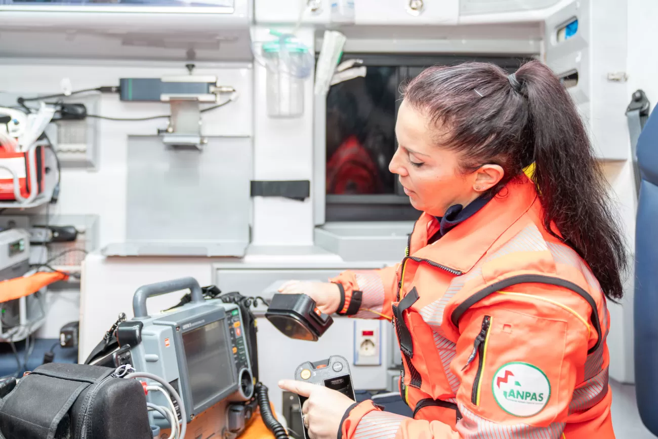 Serena Mulaz maneggia un defibrillatore all’interno dell’ambulanza – strumentazione sanitaria