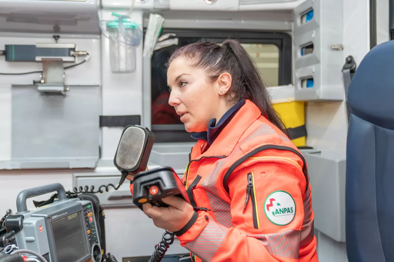 Serena Mulaz con defibrillatore durante una simulazione in ambulanza – fotografia ambientata