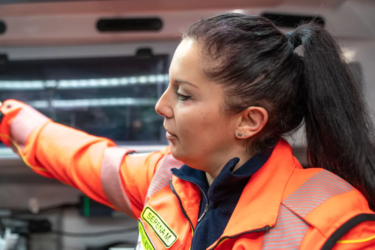 Serena Mulaz in ambulanza mentre controlla l’attrezzatura sanitaria – prontezza e organizzazione