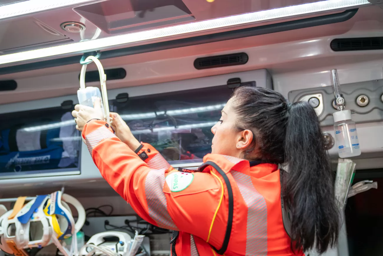 Serena Mulaz mentre aggancia una flebo nell’ambulanza – gestione dei dispositivi medici