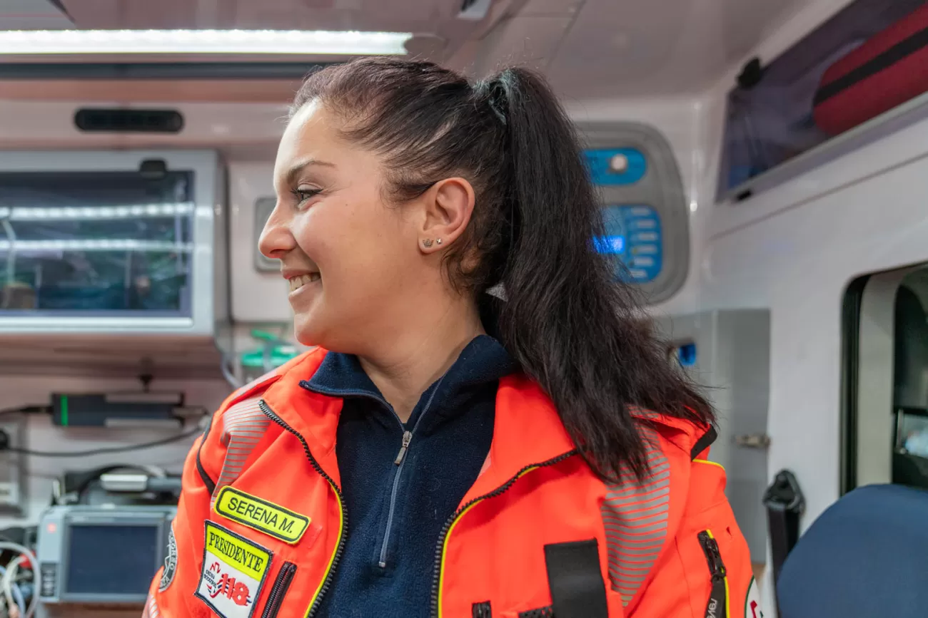 Serena Mulaz sorride all’interno dell’ambulanza – volto umano del volontariato