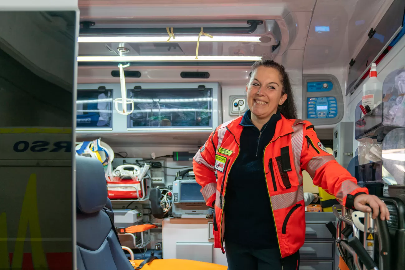 Serena Mulaz mostra con orgoglio l’ambulanza attrezzata della Pubblica Assistenza di Cecina