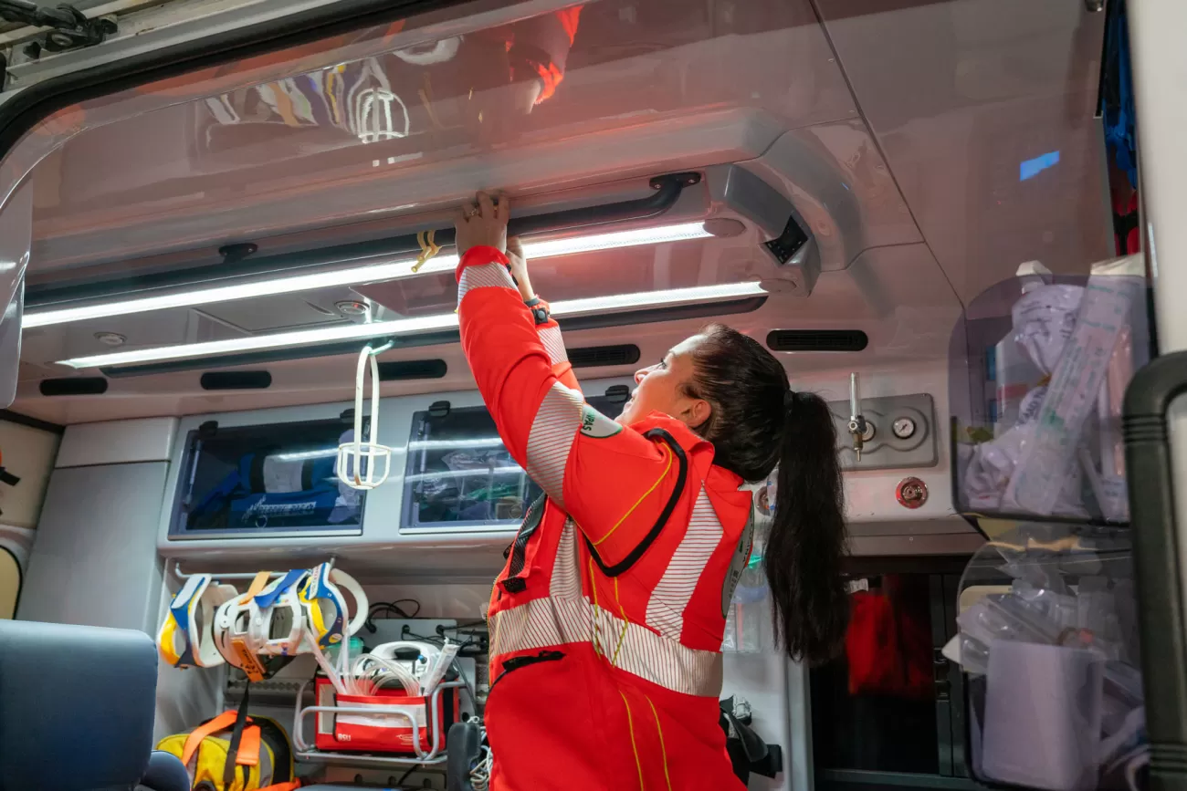 Serena Mulaz collega un dispositivo medico all’interno dell’ambulanza – preparazione strumenti