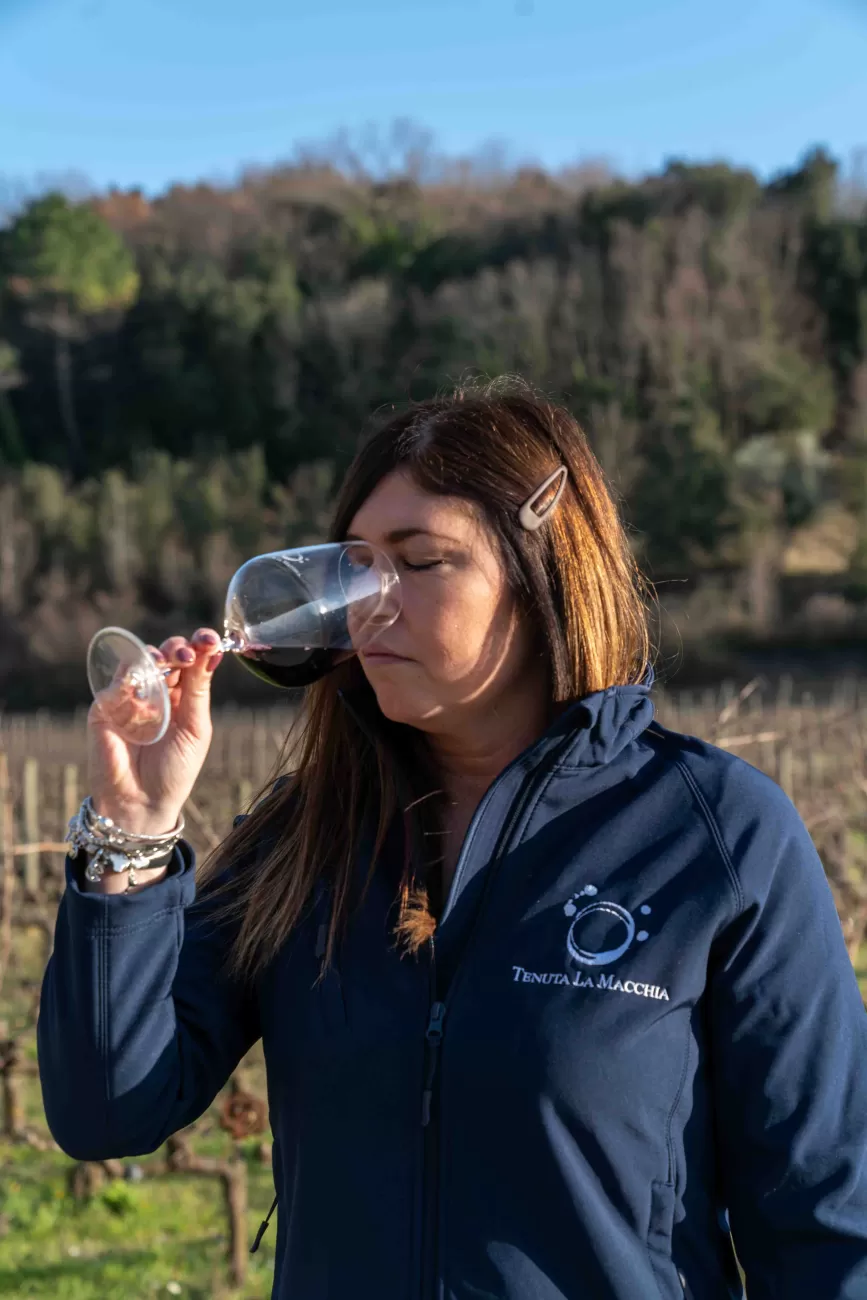 Letizia Martelli valuta l’aroma del vino – fase di degustazione professionale