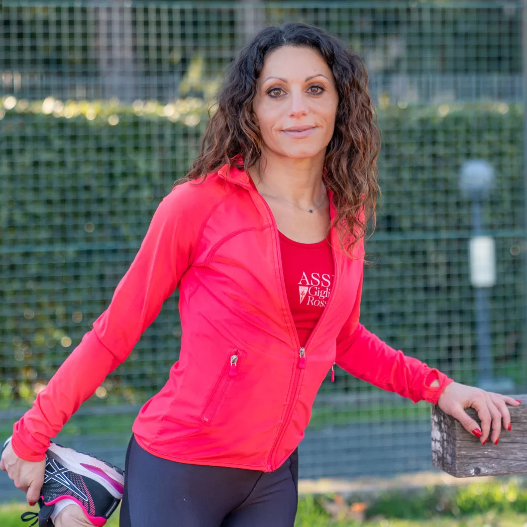 Atleta si riscalda prima della gara – preparazione atletica