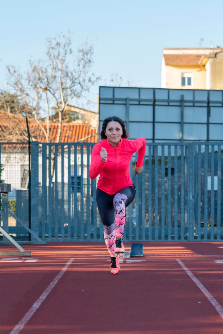 Rosa in fase iniziale della gara – fotografia sportiva dinamica