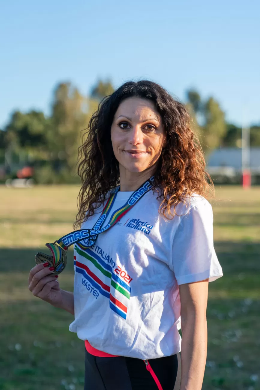 Rosa Iovine mostra la medaglia d’oro nella pista di allenamento