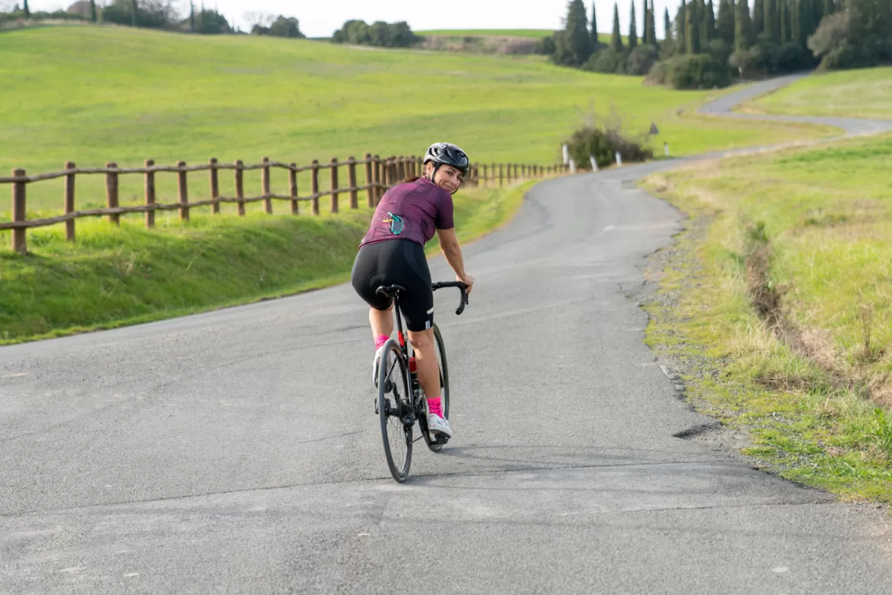 Scatto evocativo di Silvia in bici con lo sguardo rivolto alla fotografa