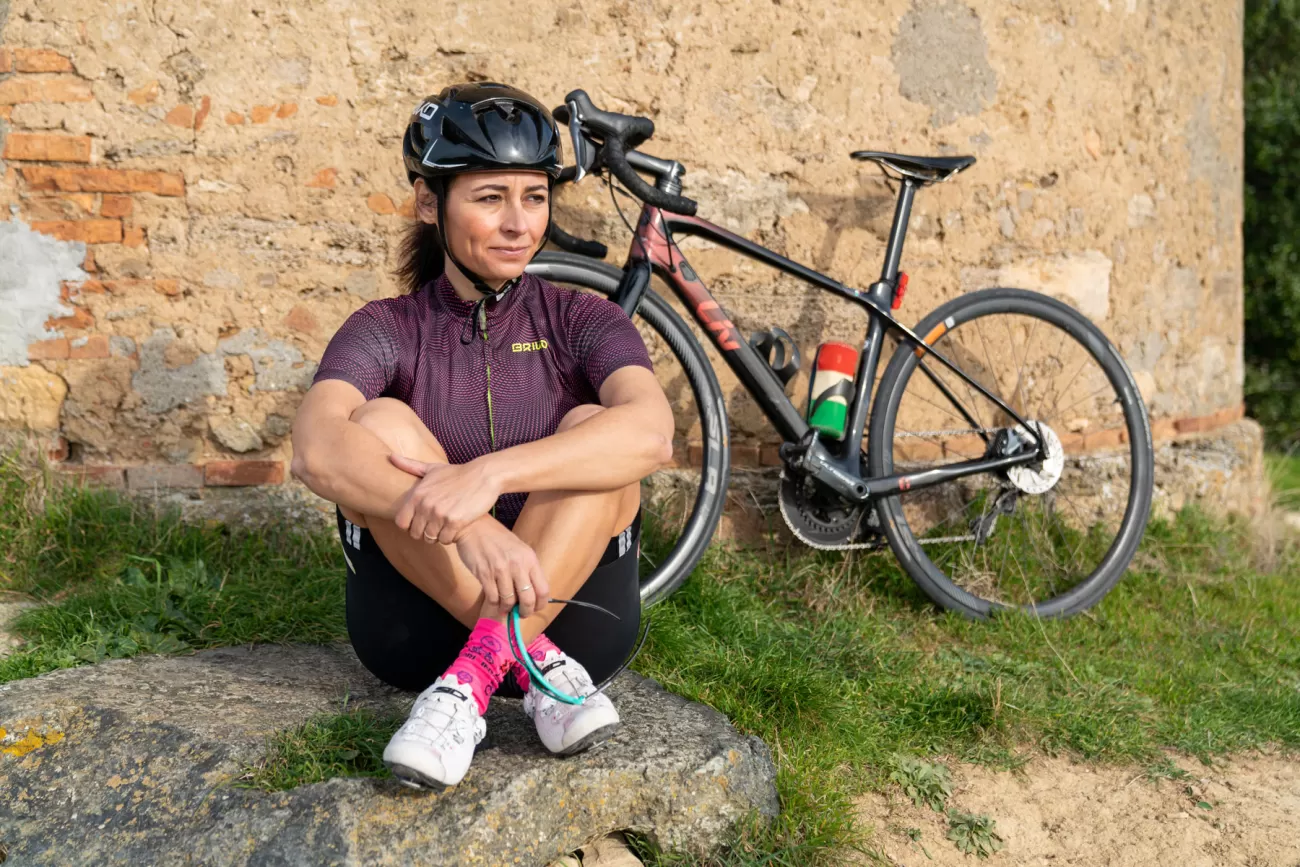 Silvia con la bici accanto a un mulino storico – fotografia ambientata