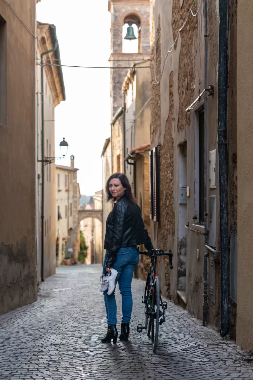 Silvia Parietti con la bici su una strada toscana – fotografia sportiva