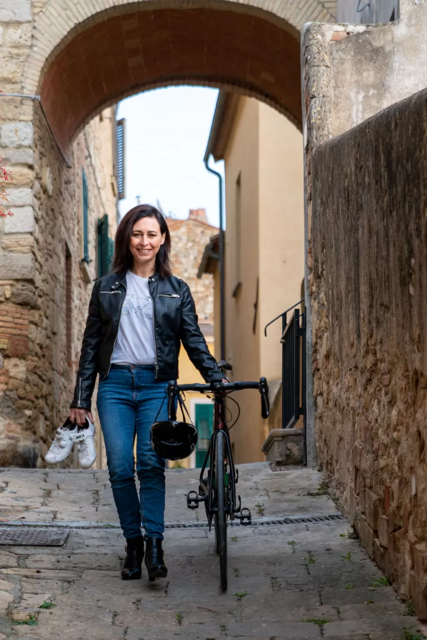 Camminata simbolica sotto l’arco di Bibbona – dualità tra sport e vita