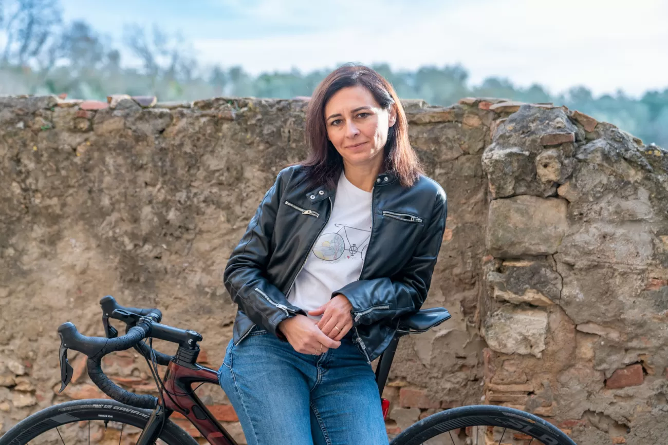Silvia Parietti davanti a un muro di pietra – fotografia emotiva