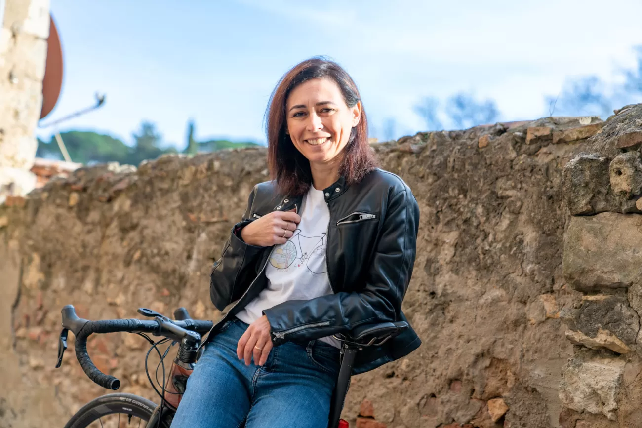 Silvia Parietti davanti a un muro di pietra – fotografia emotiva