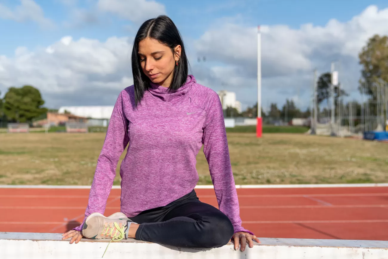 Alessia Niotta durante il riscaldamento sulla pista di atletica