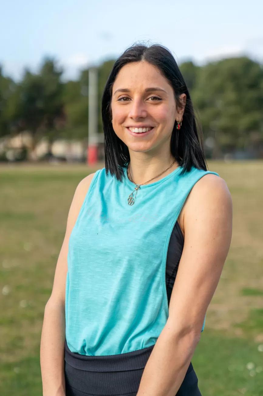 Ritratto semplice e sorridente di Alessia Niotta – giovane atleta di Cecina