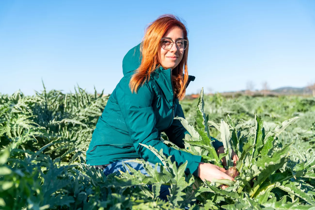 Ritratto ambientato per agricoltura – Giulia Filippi tra i carciofi nel suo agriturismo in Toscana