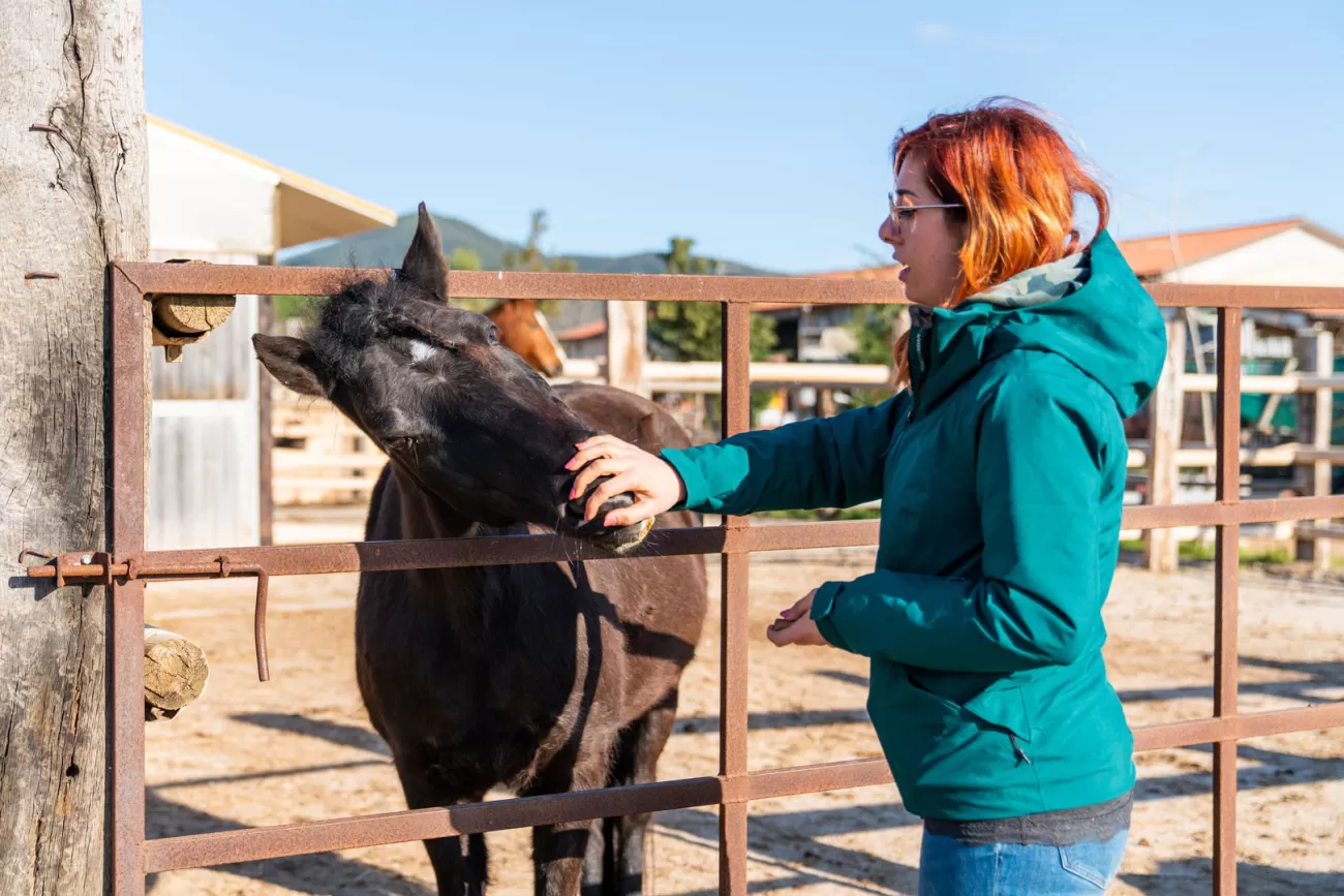 otografia per agriturismo in Toscana – Giulia Filippi con puledro nel maneggio