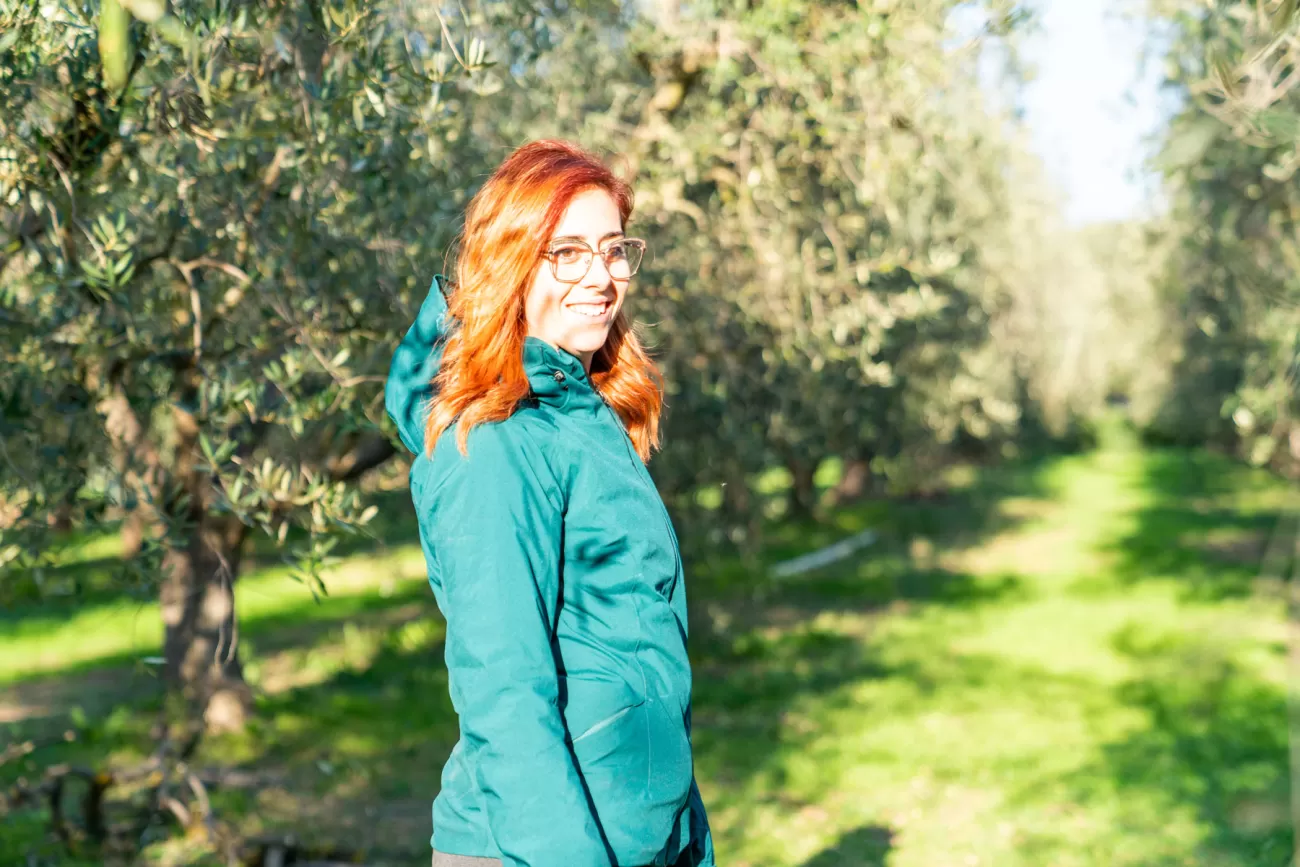 Giulia Filippi cammina nell’olivaio del suo agriturismo