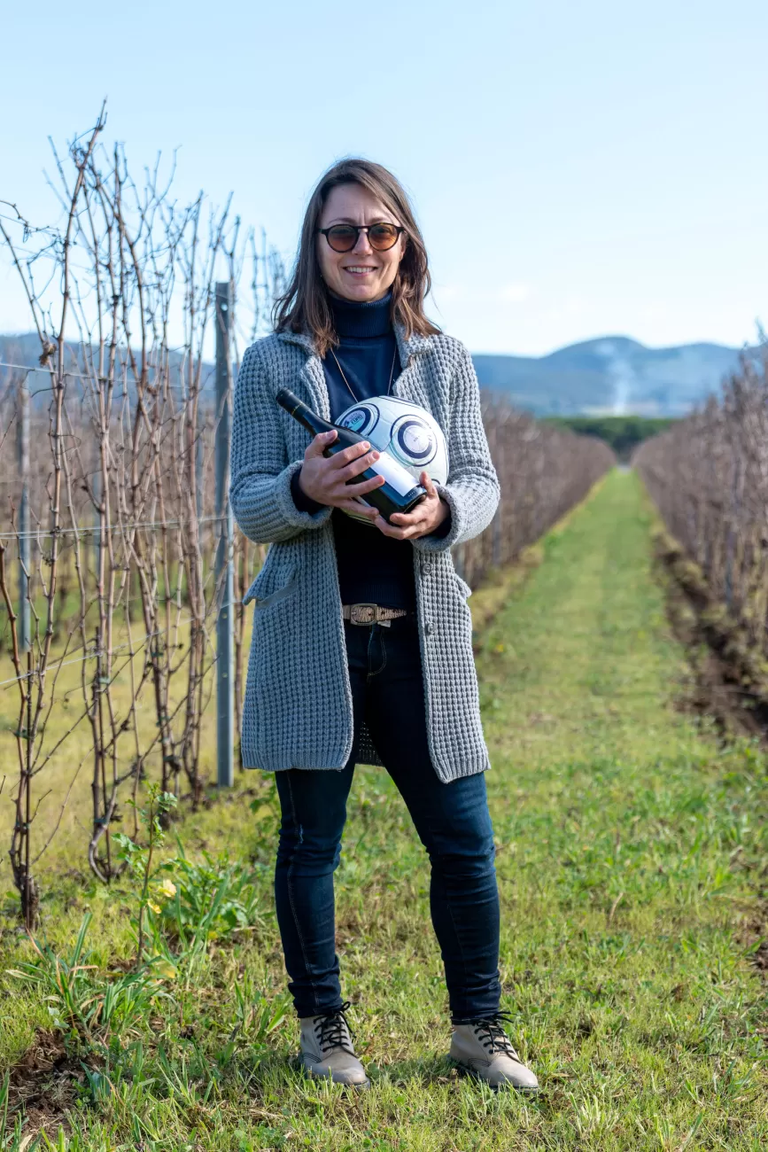 Silvia Fuselli tra le vigne con una bottiglia di vino e un pallone – identità tra sport e territorio