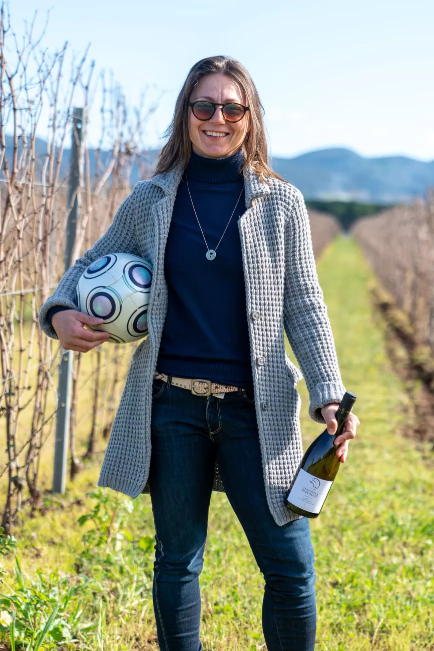 Silvia con il pallone sotto un braccio e la bottiglia di vino nell’altro – racconto simbolico