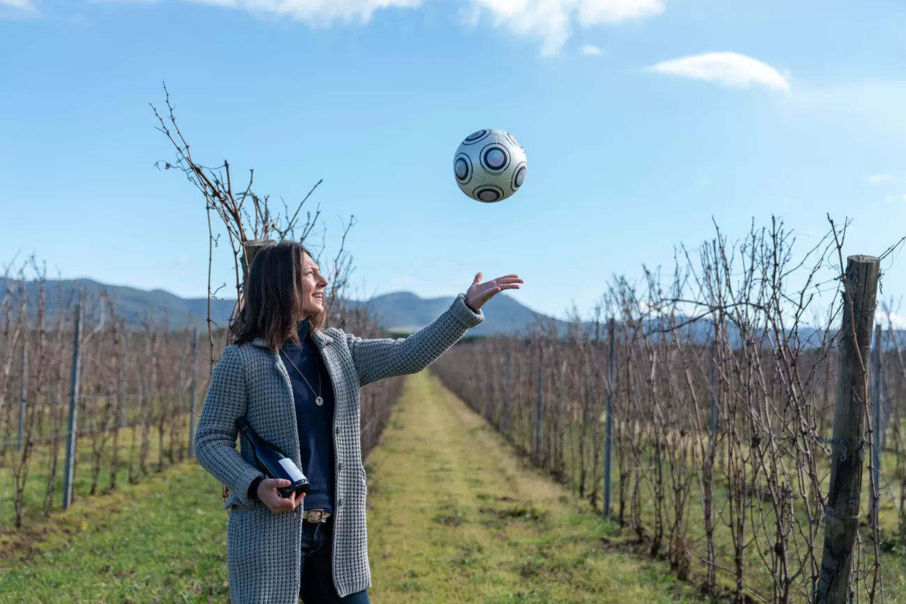 Silvia Fuselli nei vigneti mentre lancia in aria un pallone – fotografia concettuale sul cambiamento e la sfida