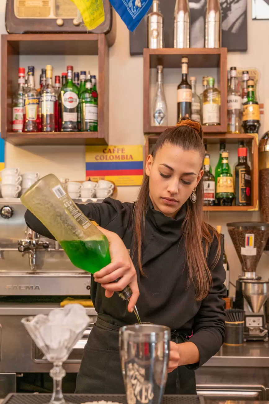Giada Agus mentre prepara un cocktail al bancone del Dan Kafe – fotografia professionale per bartender